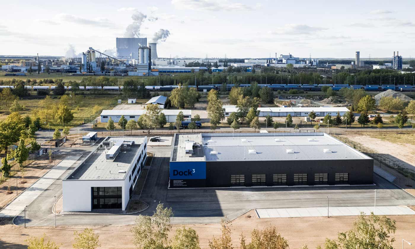 Blick über den Industriepark Schwarze Pumpe aus dem Veranstaltungsraum im Dock3 Lausitz