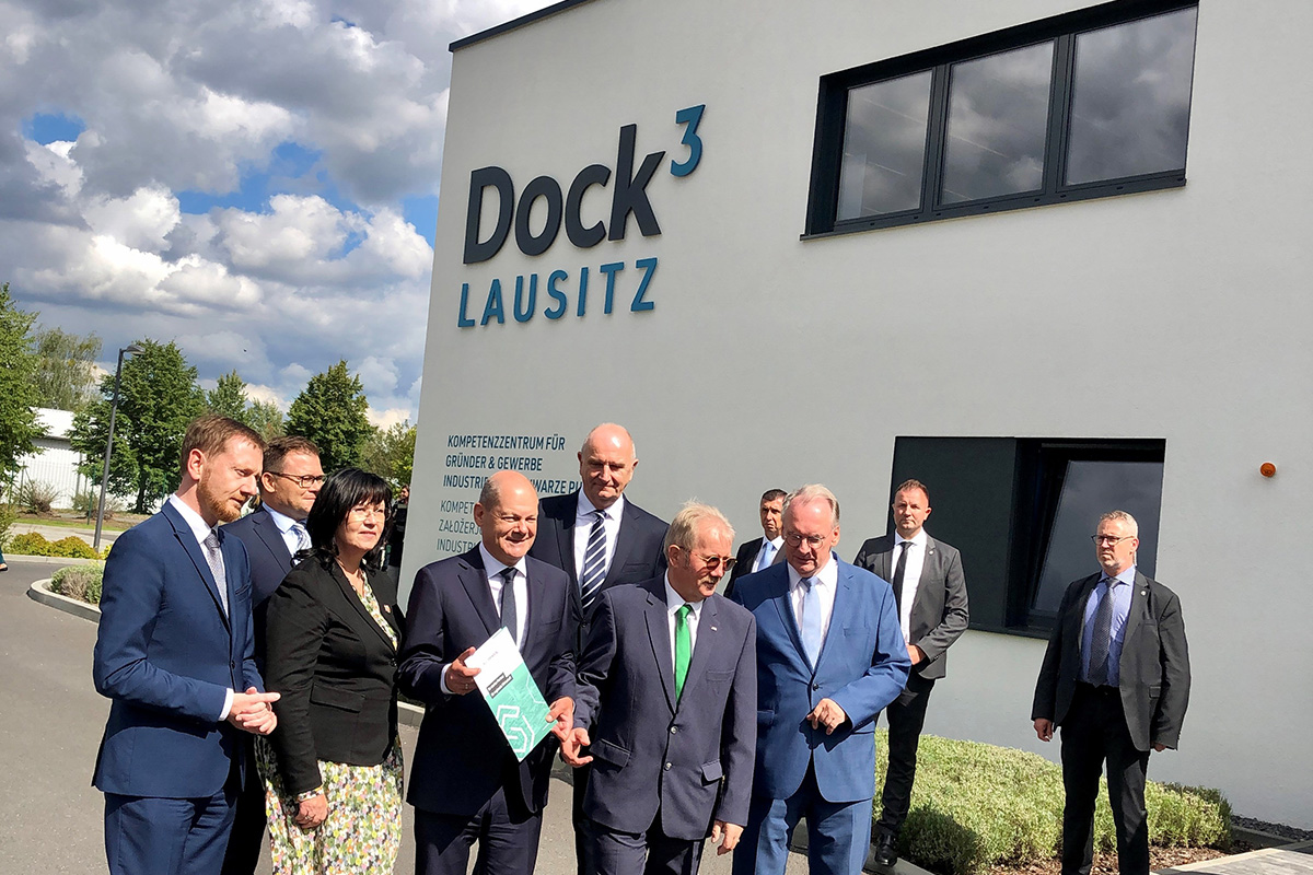 Michael Kretschmer, Dietmar Woidke und Reiner Haseloff hat Olaf Scholz im großen Veranstaltungsraum des Dock3 über den Strukturwandel in der Lausitz gesprochen