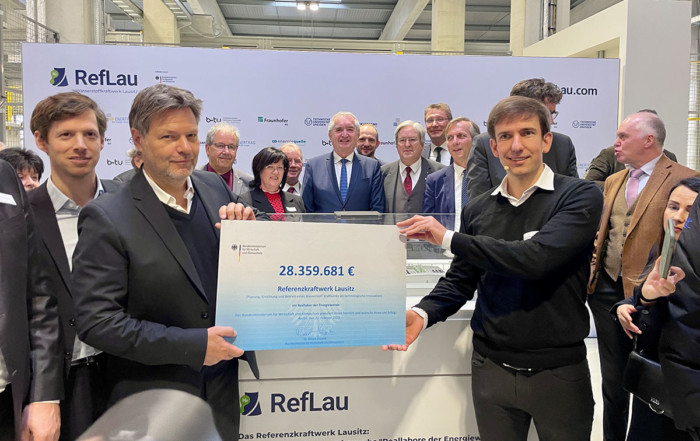 Bundeswirtschaftsminister Robert Habeck im Dock3 Lausitz: Förderbescheid für Referenzkraftwerk Lausitz (RefLau)
