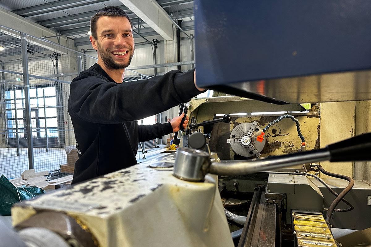 Manuel Napiralla ist mit seinemUnternehmen Metallbau-MN in der Werkhalle des Dock3 aktiv.