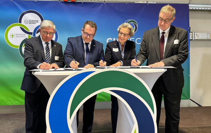 Im Dock3 wurde der Kooperationsvertrag für das europaweit einzigartige Pilotprojekt für treibhausgasneutrale Kreislaufwirtschaft CircEcon untwrschrieben,