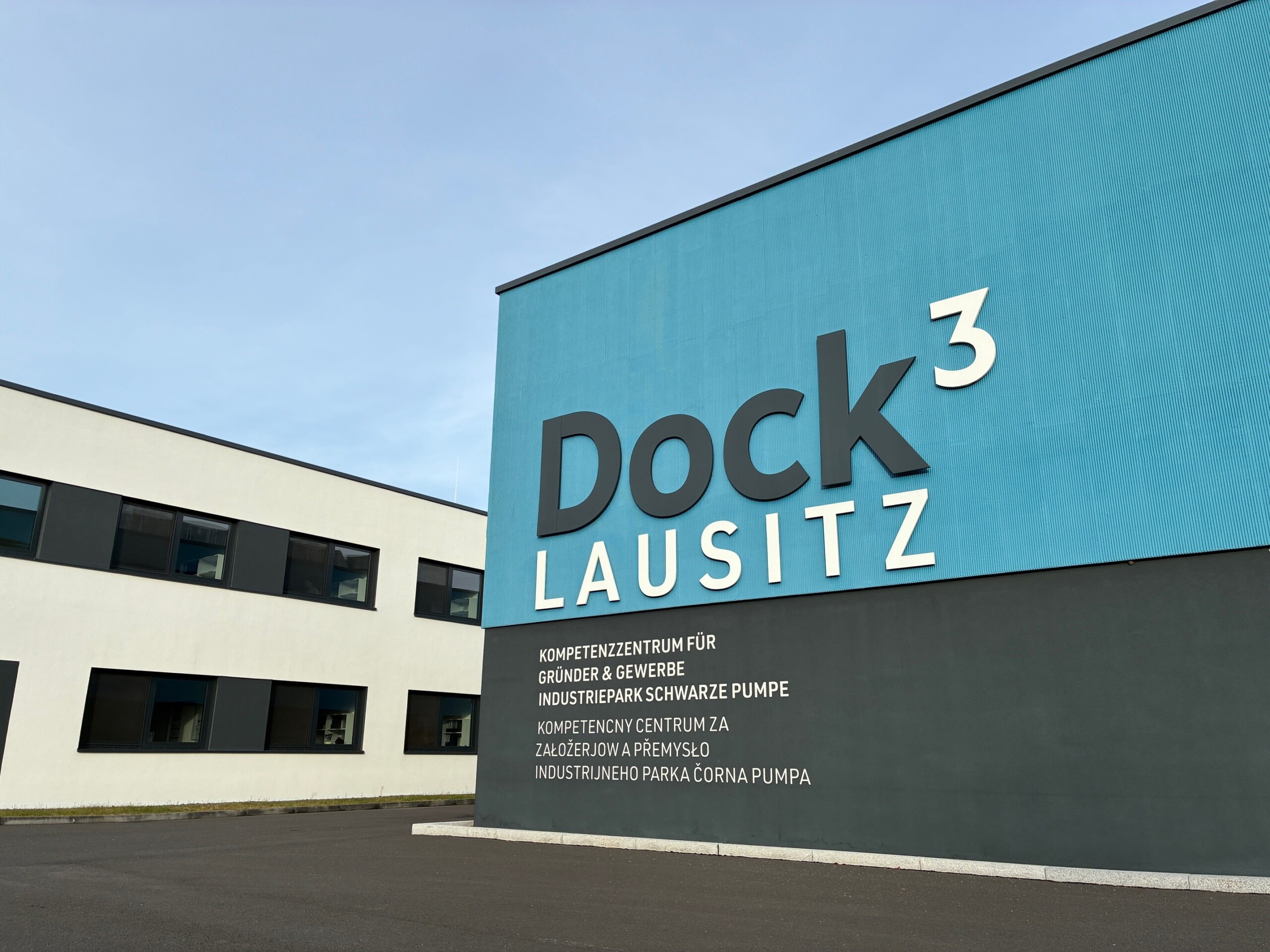Im Dock3 Lausitz im Industriepark Schwarze Pumpe gibt es freie Büros und Werkstattflächen. Interessenten können sie mieten.